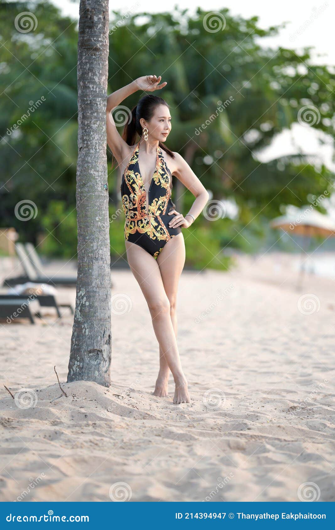 full lengthÃ¢â¬â¹ portraitÃ¢â¬â¹ ofÃ¢â¬â¹ womanÃ¢â¬â¹ inÃ¢â¬â¹ blackÃ¢â¬â¹ bikiniÃ¢â¬â¹ standingÃ¢â¬â¹ on theÃ¢â¬â¹ beach.